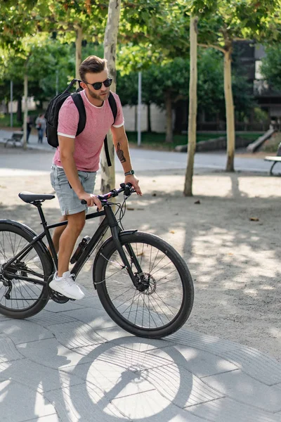 Bisiklete binen genç adam.