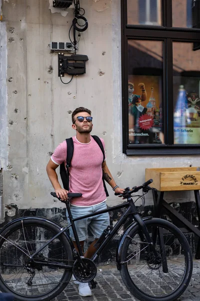 Bisiklete binen genç adam.