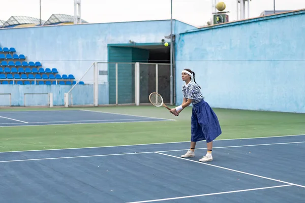 Tenis oynayan genç bir kadın