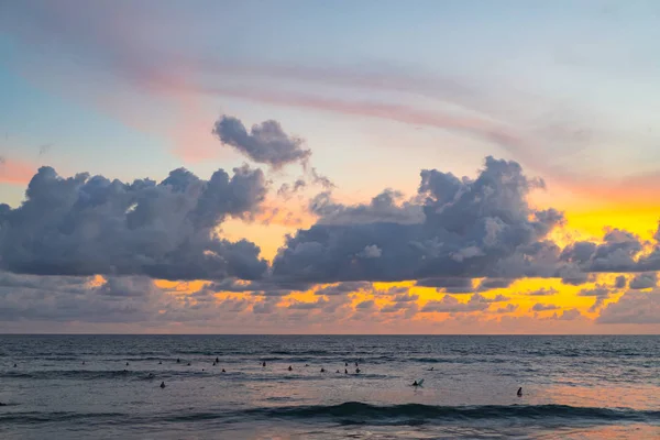 Gökyüzü Okyanus Güzel Günbatımı Okyanus Üzerinde Sörfçü Bir Dalga Için — Ücretsiz Stok Fotoğraf