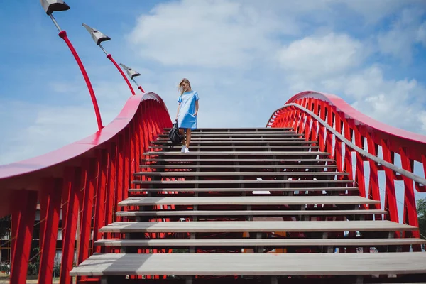 Mooi Meisje Een Blauwe Jurk Poseren Brug — Stockfoto