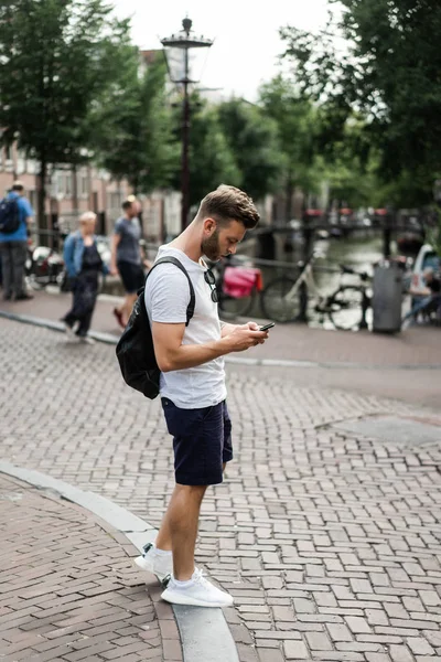 Ein Mann Mit Rucksack Spaziert Durch Die Strassen Von Amsterdam — Stockfoto