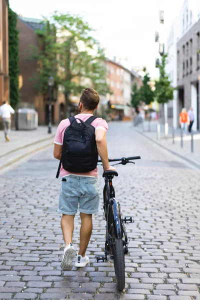 Junger Mann Mit Fahrrad Auf Der Straße — Stockfoto