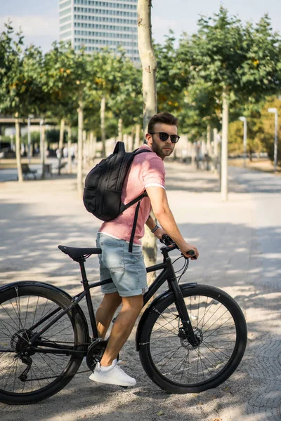 Bisiklete binen genç adam.