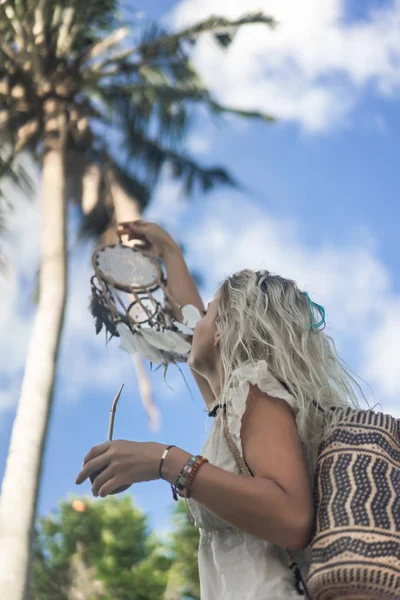 Hippie Ragazza Con Lunghi Capelli Biondi Vestito Sul Tetto — Foto Stock