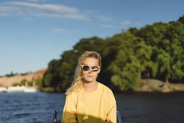 Красива Молода Жінка Червоного Плащ Їде Приватних Яхт Стокгольм Швеція — стокове фото