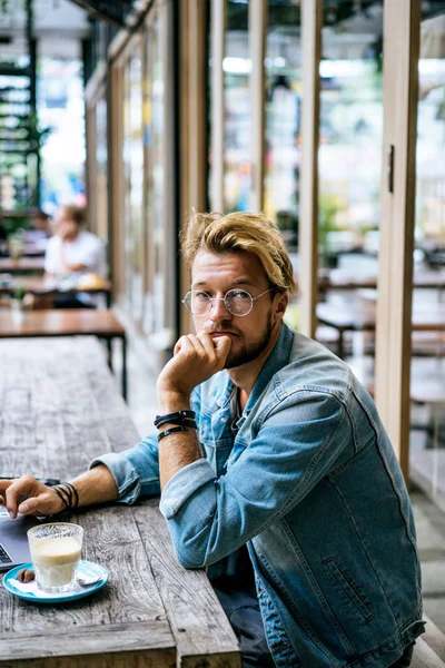 Jovem Homem Negócios Atraente Café Trabalha Para Laptop Bebe Café — Fotografia de Stock