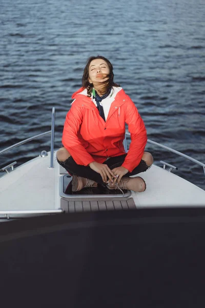 Piękna Młoda Kobieta Czerwony Płaszcz Jeździ Prywatny Jacht Stockholm Szwecja — Zdjęcie stockowe