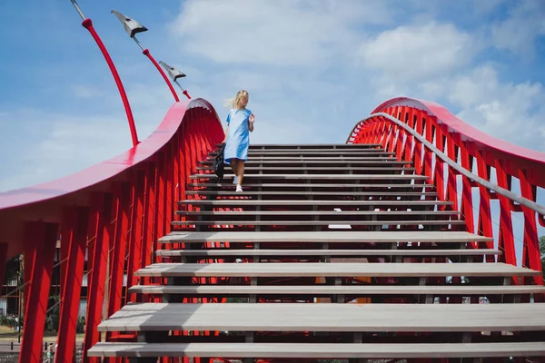 Köprüde poz mavi elbiseli güzel kız