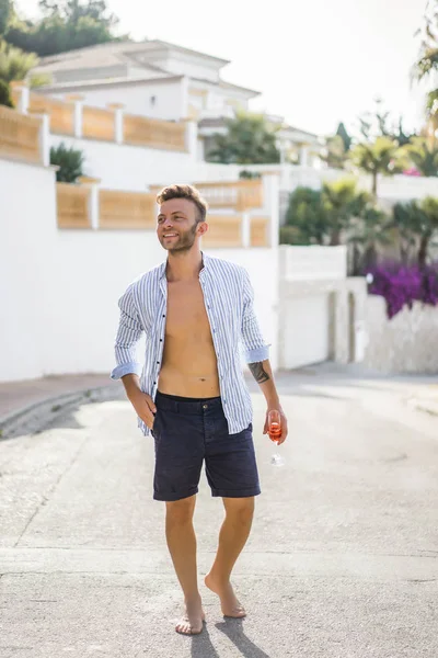 Homme Chemise Rayée Coiffé Chapeau Paille Marche Dans Les Rues — Photo