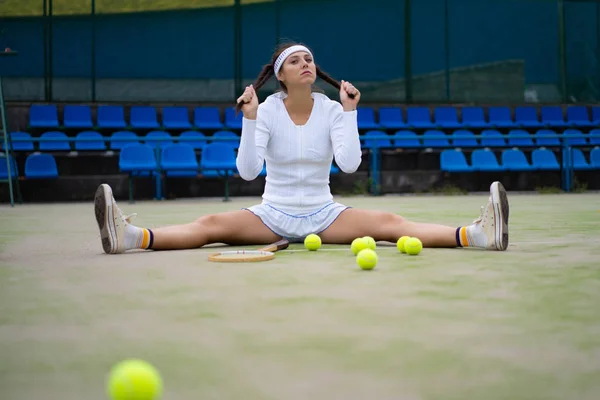 Tenis Oynayan Genç Bir Kadın — Stok fotoğraf