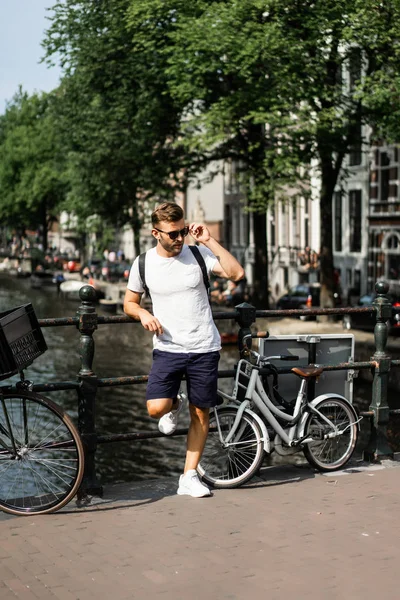 Amsterdam'da köprüde poz adam.