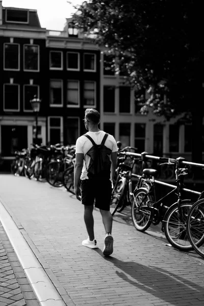 Man Med Ryggsäck Går Genom Gatorna Amsterdam — Stockfoto