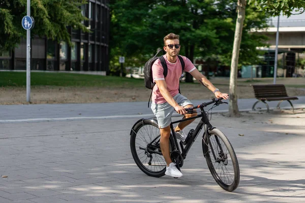 Joven Montar Bicicleta Calle — Foto de Stock