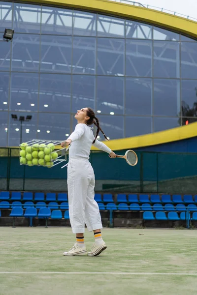 Mladá Žena Hraje Tenis — Stock fotografie