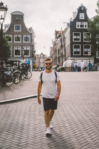 Ein Mann Mit Rucksack Spaziert Durch Die Strassen Von Amsterdam — Stockfoto