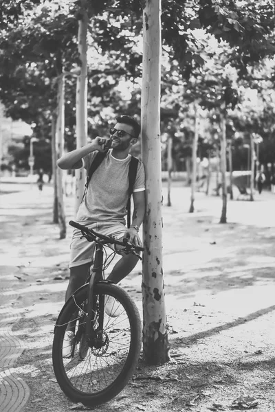 Jovem Andar Bicicleta Rua — Fotografia de Stock