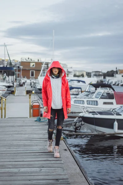 Mulher Bonita Manto Vermelho Porto Iate Estocolmo Suécia — Fotografia de Stock