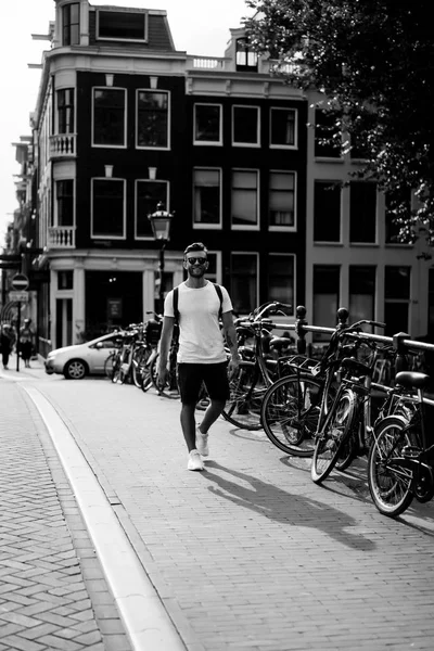 Man Med Ryggsäck Går Genom Gatorna Amsterdam — Stockfoto
