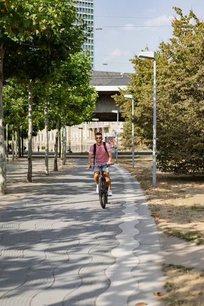 Bisiklete binen genç adam.