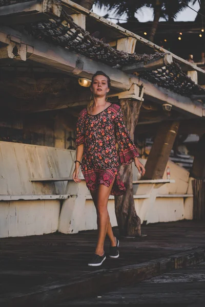 Junge Frau Farbigem Kleid Ufer Des Ozeans Bei Sonnenuntergang — Stockfoto