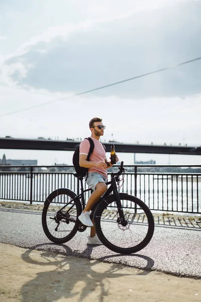 Bisiklete binen genç adam.