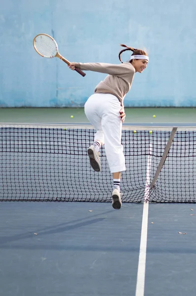 Tenis oynayan genç bir kadın