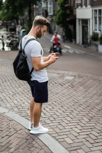 Ein Mann Mit Rucksack Spaziert Durch Die Strassen Von Amsterdam — Stockfoto