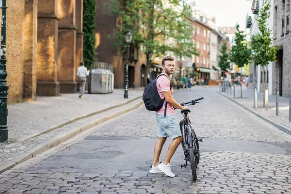 Junger Mann Mit Fahrrad Auf Der Straße — Stockfoto