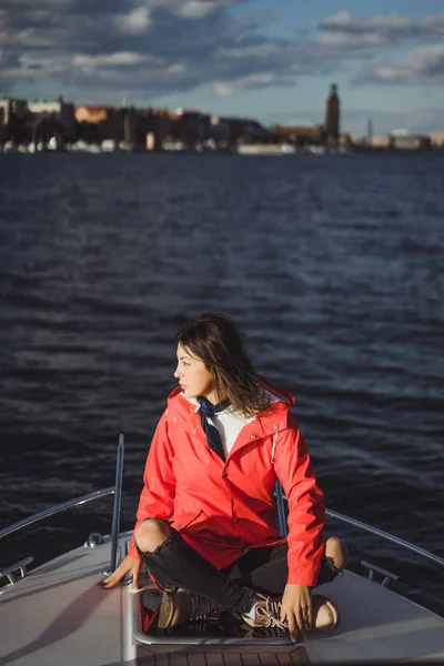 Krásná Mladá Žena Červené Pláštěnce Vyjížďky Jachtou Stockholm Švédsko — Stock fotografie