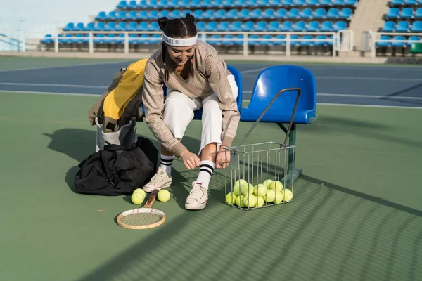 Junge Frau Spielt Tennis Stockbild