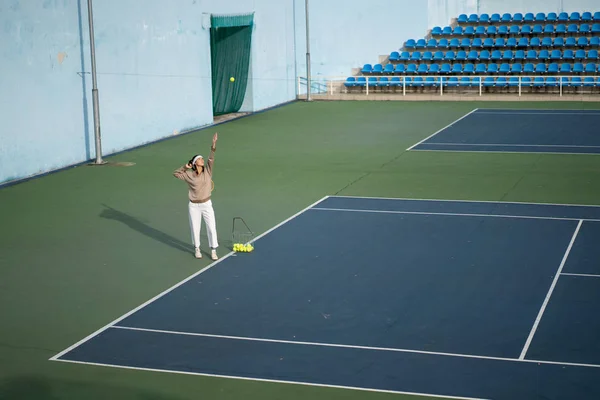 Молодая Женщина Играет Теннис Лицензионные Стоковые Фото