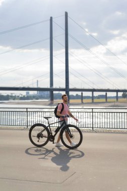 Bisiklete binen genç adam.