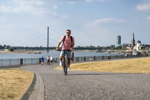 Bisiklete binen genç adam.