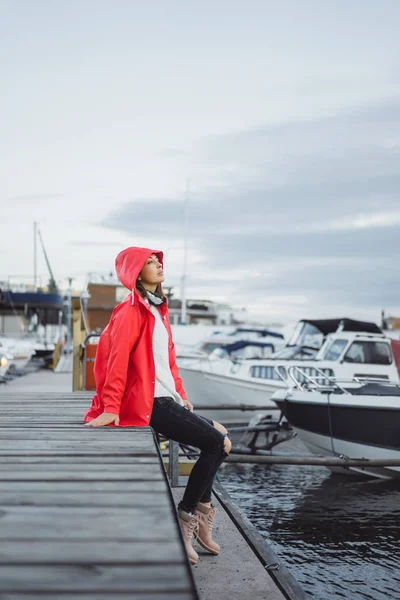 Schöne Junge Frau Rotem Mantel Yachthafen Stockholm Schweden — Stockfoto