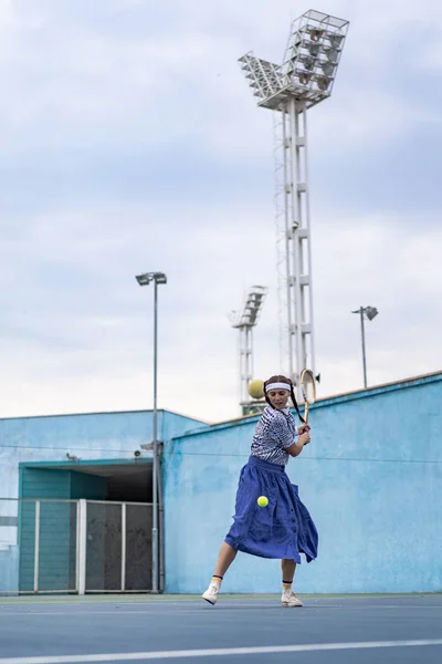 Tenis Oynayan Genç Bir Kadın — Stok fotoğraf