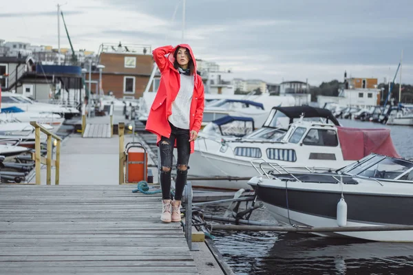 Όμορφη Νεαρή Γυναίκα Ένα Κόκκινο Μανδύα Στο Λιμάνι Γιοτ Στοκχόλμη — Φωτογραφία Αρχείου