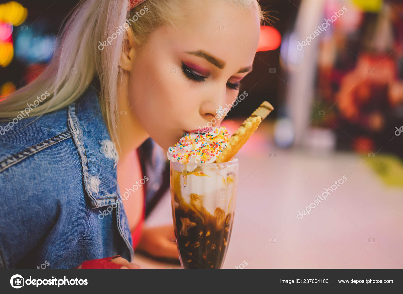 porno-kayden-erot-foto-edyat-s-devushek-v-restorane