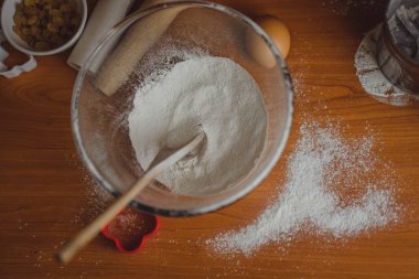 Mutfakta küçük çocuk anne pişirmek için yardımcı olur. Çocuk pişirme ilgilenmektedir.