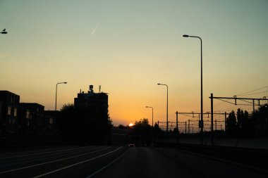 rahat avlular Amsterdam, banklar, Bisikletler, küvetler çiçeklenir. Amsterdam sokaklarında