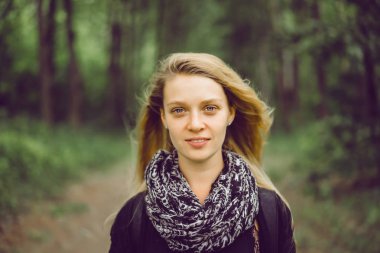 uzun saçlı kız ormanda yürür.