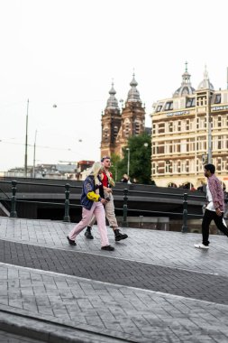 Bir insan bir sırt çantası ile Amsterdam sokaklarında yürüyor.