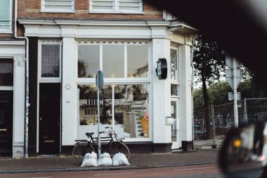 rahat avlular Amsterdam, banklar, Bisikletler, küvetler çiçeklenir. Amsterdam sokaklarında