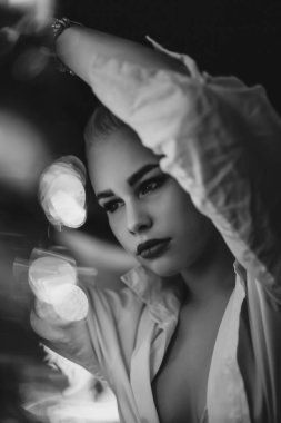 Pin-up tarzı vintage bir kafede kız moda.