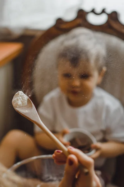 Liten Pojke Köket Hjälper Mamma Att Laga Mat Barnet Inblandade — Stockfoto