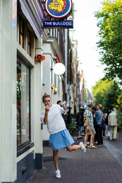 Menina Caminha Pelas Ruas Amsterdam — Fotografia de Stock