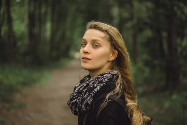 Meisje Met Lang Haar Wandelingen Door Het Bos — Stockfoto