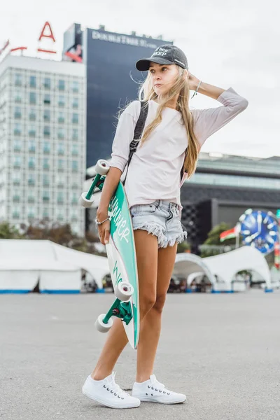 Girl Long Hair Skates Skateboard Street Active Sports — Stock Photo, Image