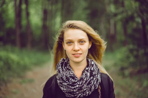 Chica Con Pelo Largo Camina Por Bosque — Foto de Stock