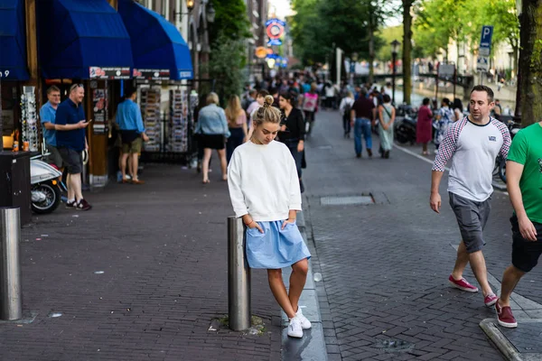 Tjej Går Genom Gatorna Amsterdam — Stockfoto